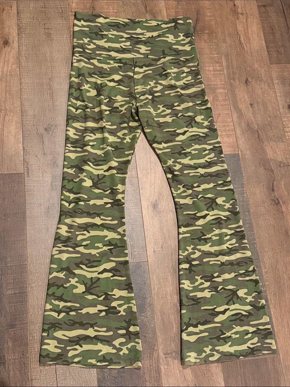 PINK Victoria's Secret Green Camo Flare Pants with Pink Logo, L - Picture 2 of 5